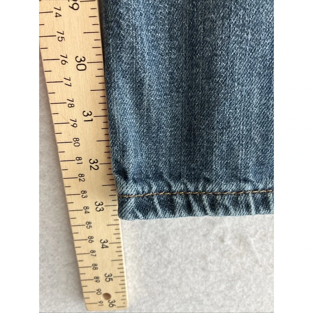 Levis features style